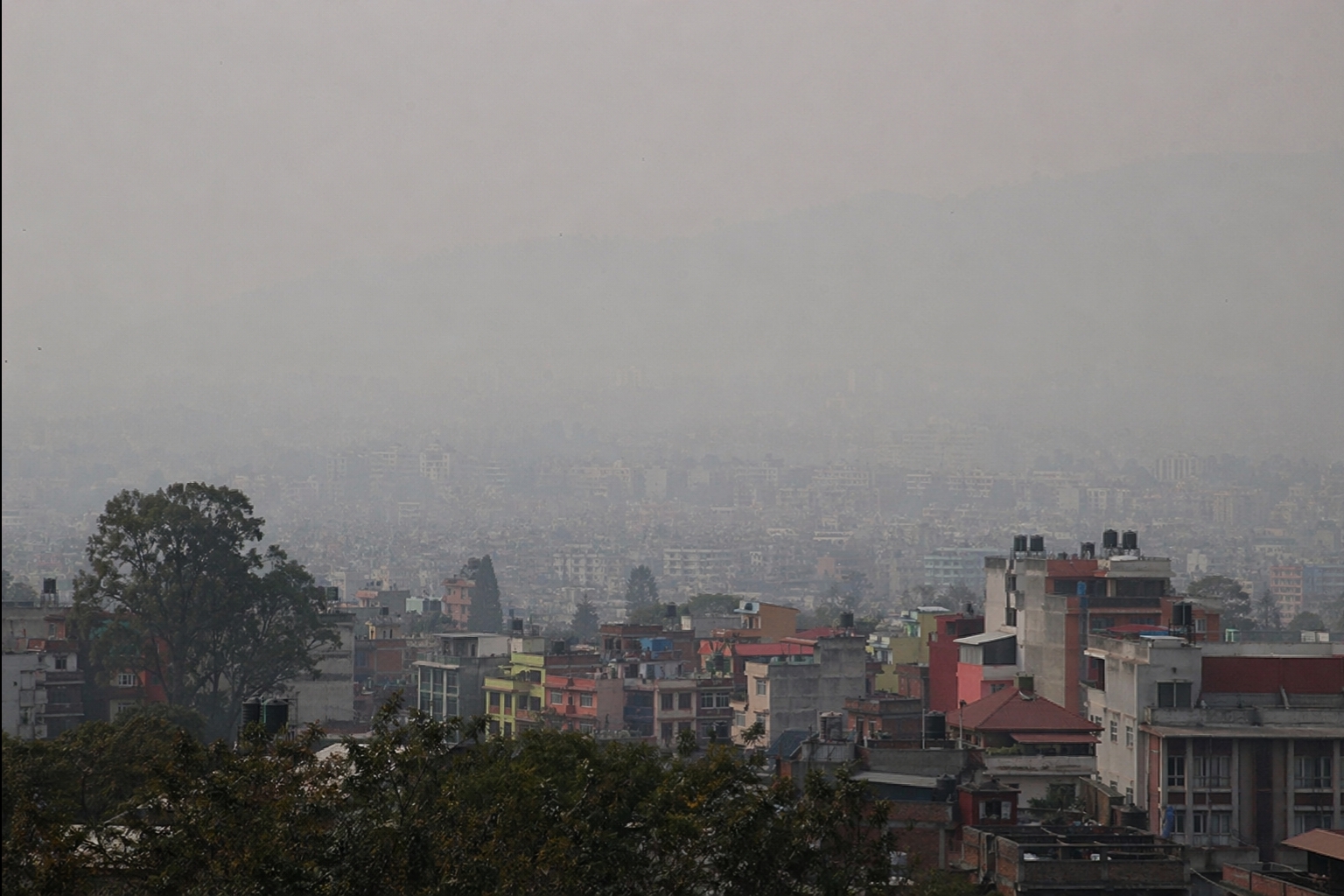 २४ घण्टामा २८ जिल्लाका ३०९ स्थानमा डढेलो, काठमाडौंको प्रदूषण संकट गम्भीर