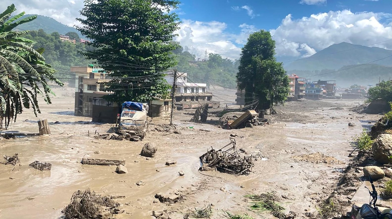 बाढीपीडितको सुरक्षामा प्रहरीको २४ घण्टे खटाइ, हजारौँ प्रहरी मैदानमा