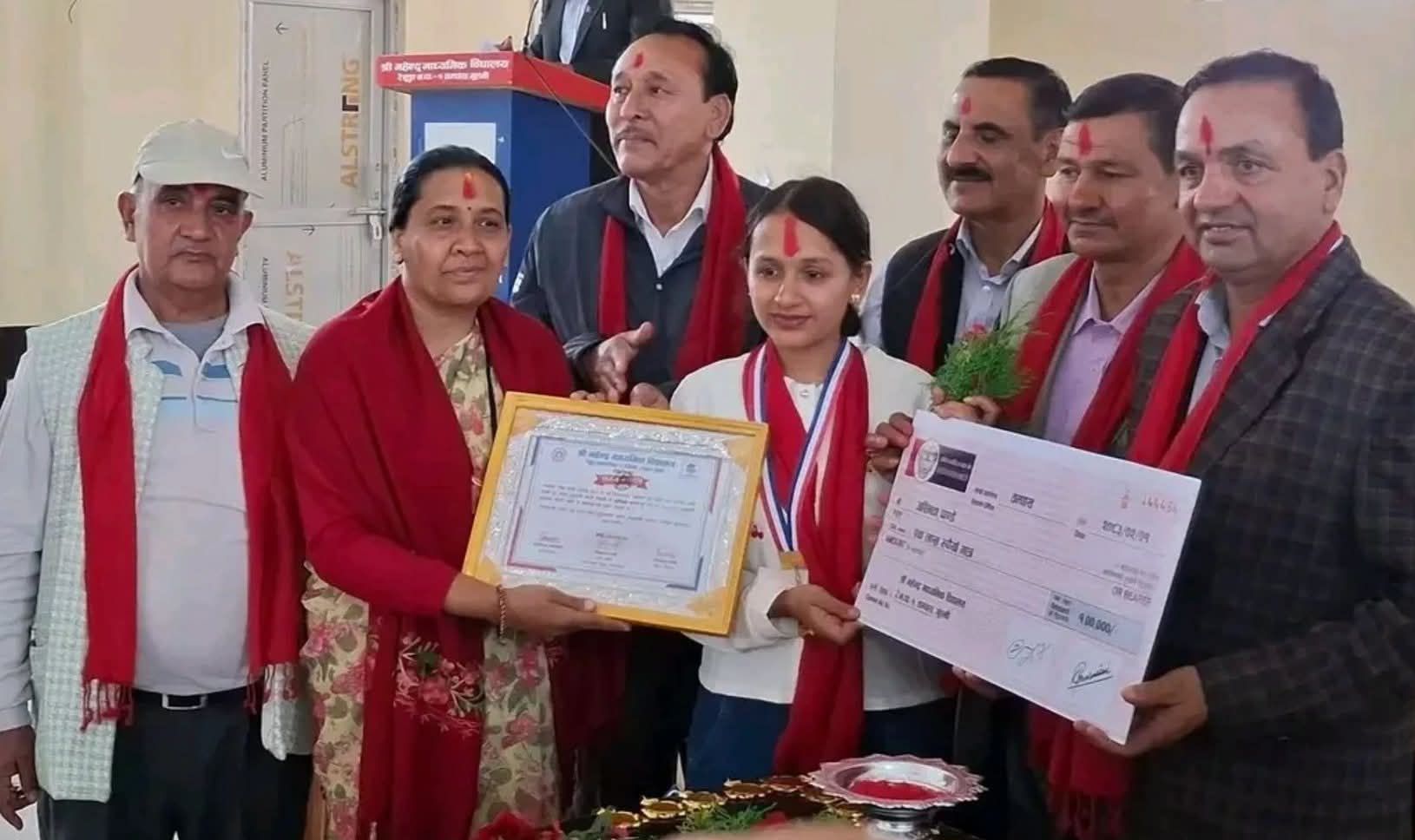 एसइईमा ४ जिपिए ल्याउने छात्रालाई गुल्मीमा एक लाखसहित सम्मान