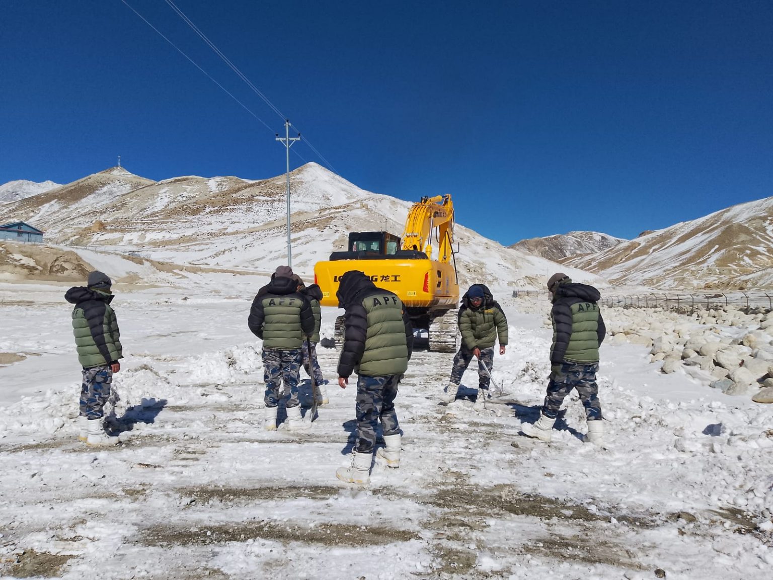 नार्पाभूमी गाउँपालिका मा ५ दिनपछि खुल्यो हिउँले अवरुद्ध बाटो