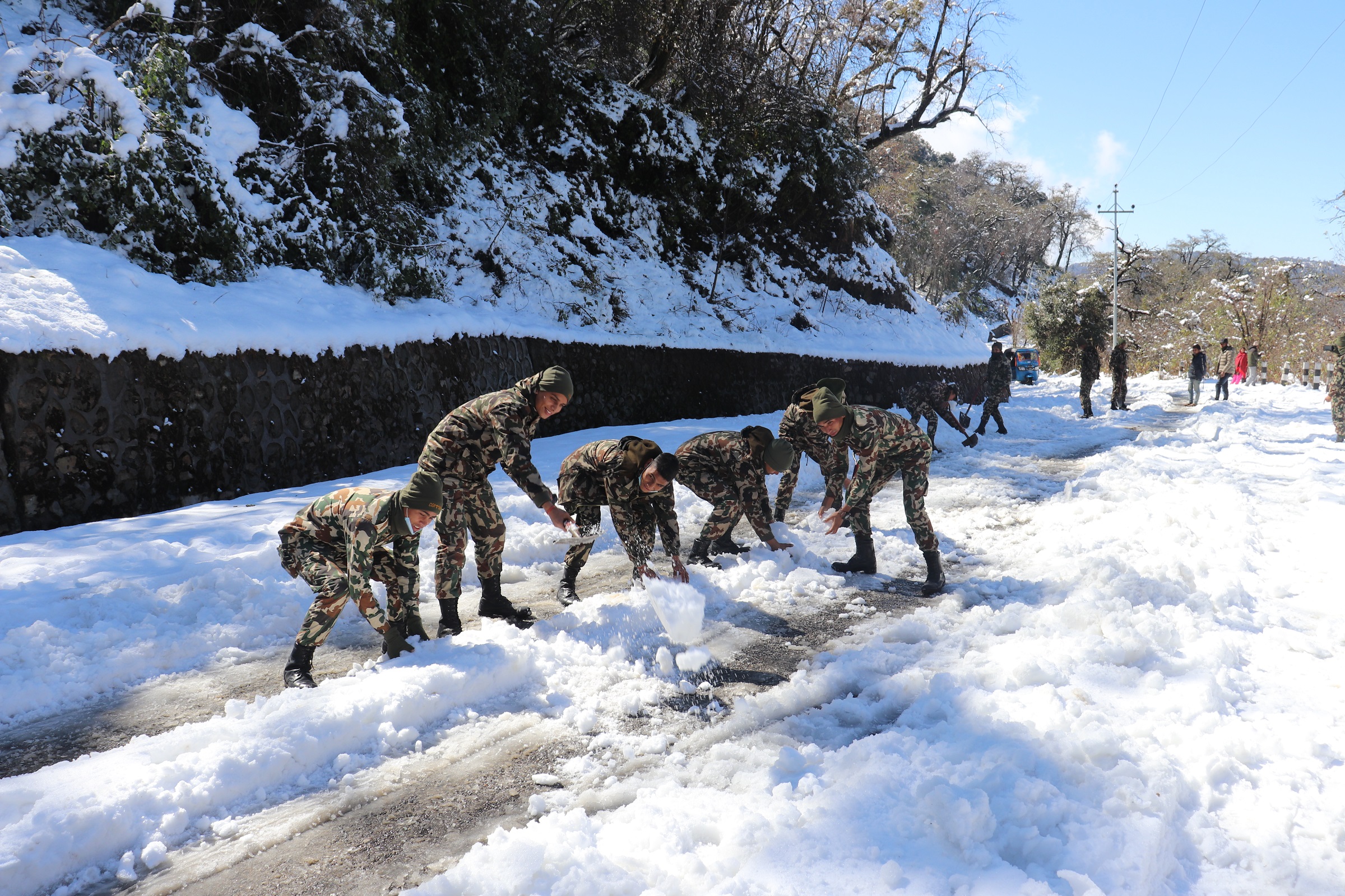 नेपाली सेनाद्वारा हिमपातमा फसेका १५ सय पयर्टकको उद्धार