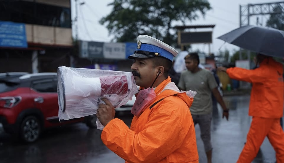 धादिङतर्फ जाने सडक अवरुद्ध, नागढुंगाबाट फर्किन आग्रह गर्दै प्रहरीको माइकिङ