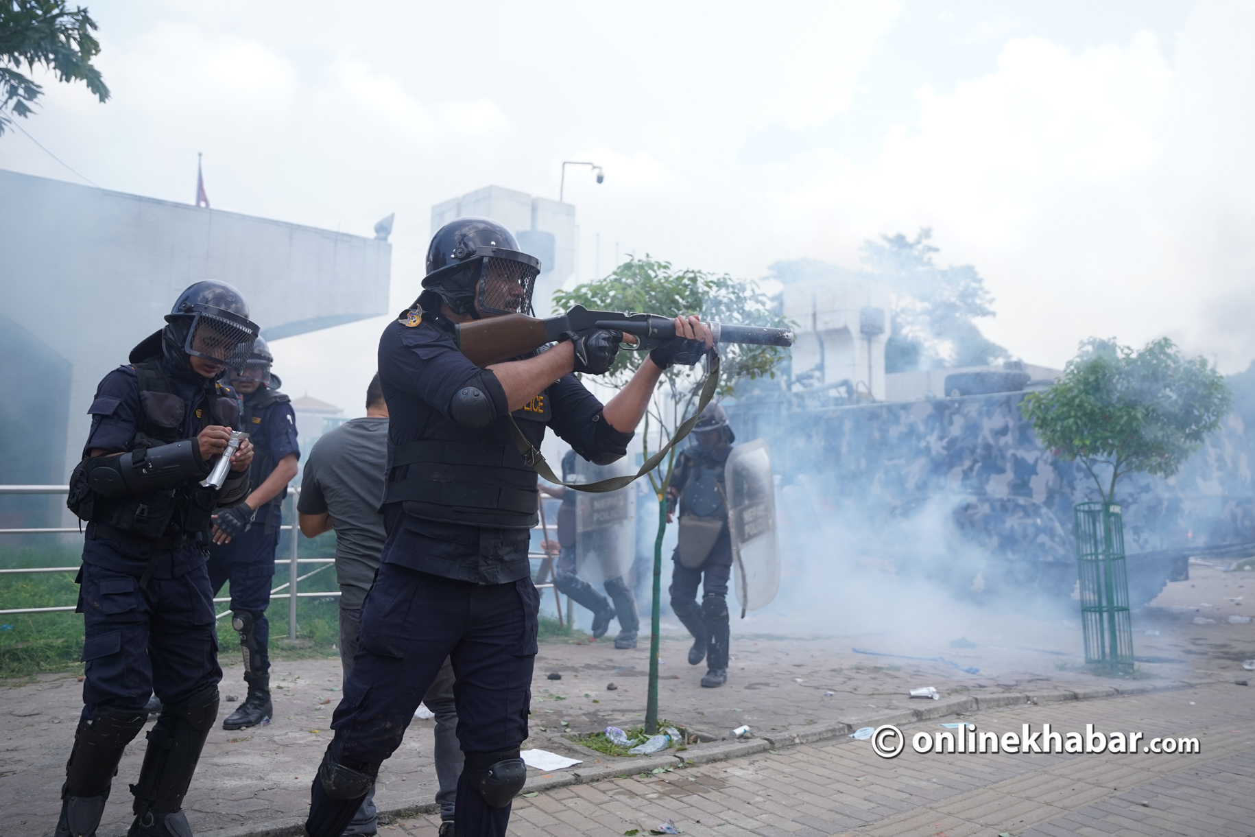 स्कुले बालबालिकासहित १८ जनाको मृत्यु